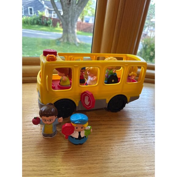 Fisher-Price Little People Smiling School Bus & 7 Figures Set - Picture 9 of 9